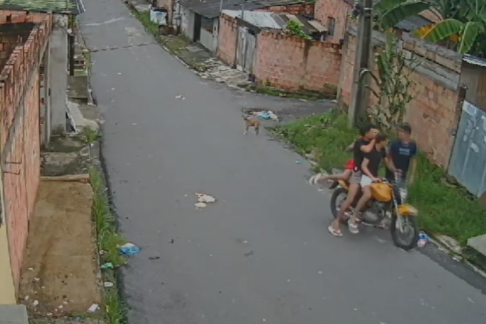 Trio em motocicleta rouba e bate em estudante na Zona Leste de Manaus