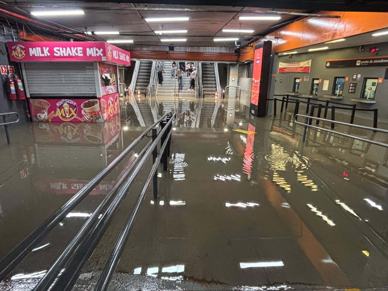 VÍDEO: ruas 'viram rios' com forte chuva em SP, água invade Terminal Bandeira e estações do metrô, e Defesa Civil emite dois alertas severos