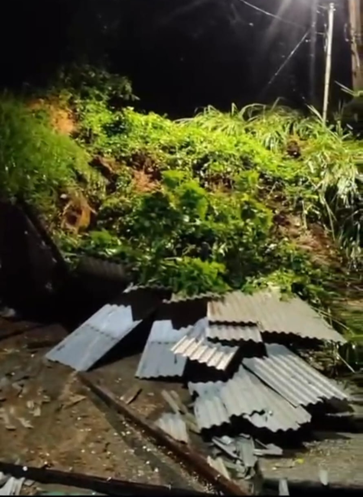 Chuva forte provoca alagamentos, deslizamentos, queda de árvore e deixa Angra dos Reis em estado de alerta