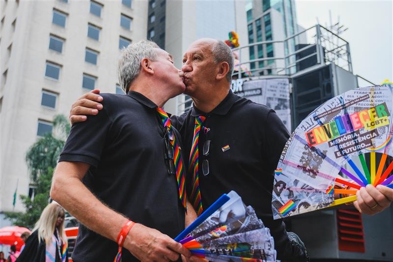 Beijos de resistência: Primeiro casal gay a se casar oficialmente e outros pares LGBT+ idosos celebram amor na Avenida Paulista; veja fotos