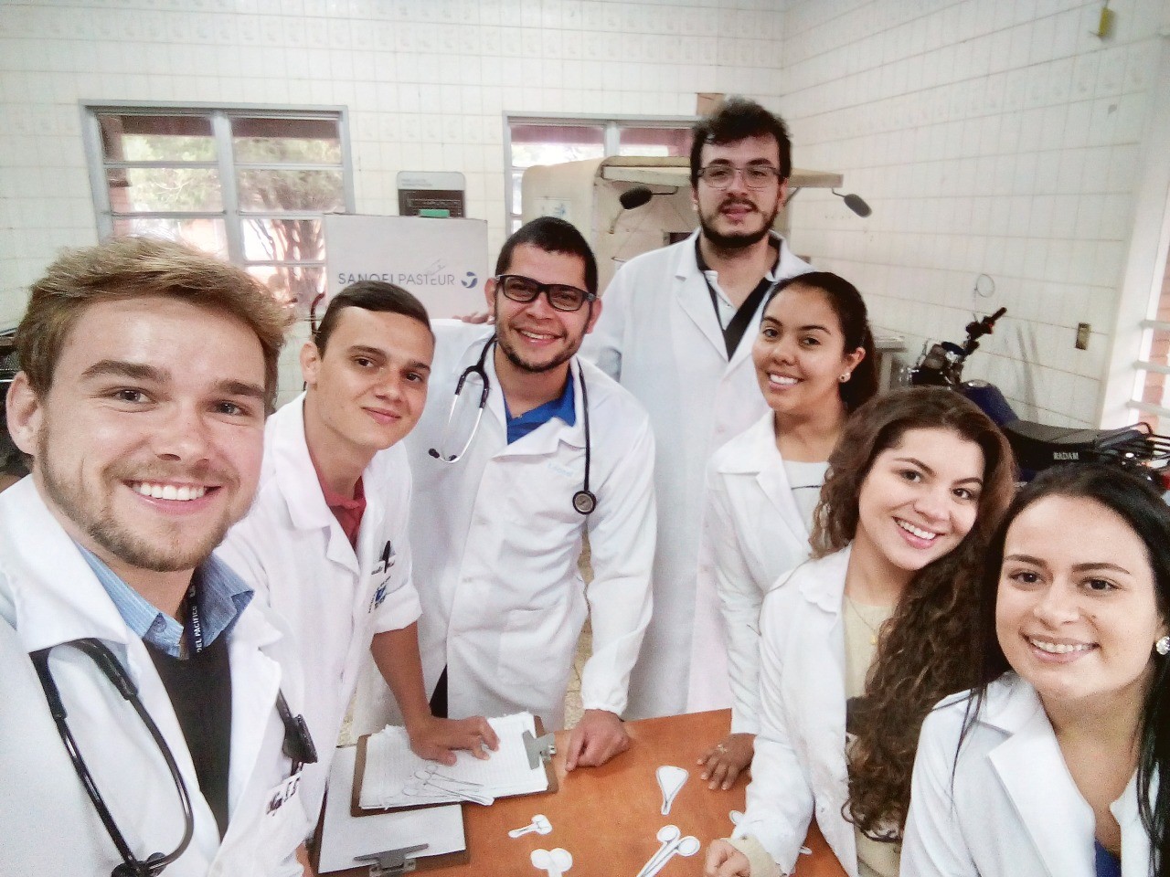 Estudantes de medicina do exterior pedem revalidação de diploma em Foz ...