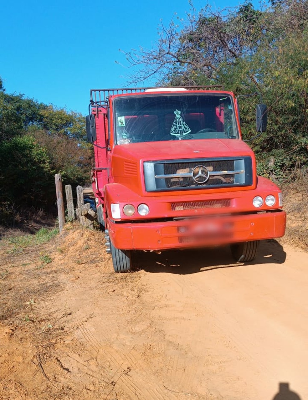 Motorista abandonou veículo e fugiu a pé — Foto: Polícia Militar/Divulgação