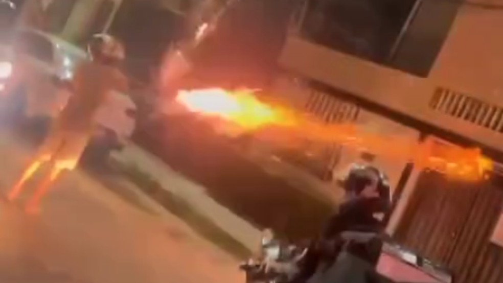 entregadores disparam rojão e derrubam portão de casa após homem agredir trabalhador em Fortaleza — Foto: TV Verdes Mares/Reprodução