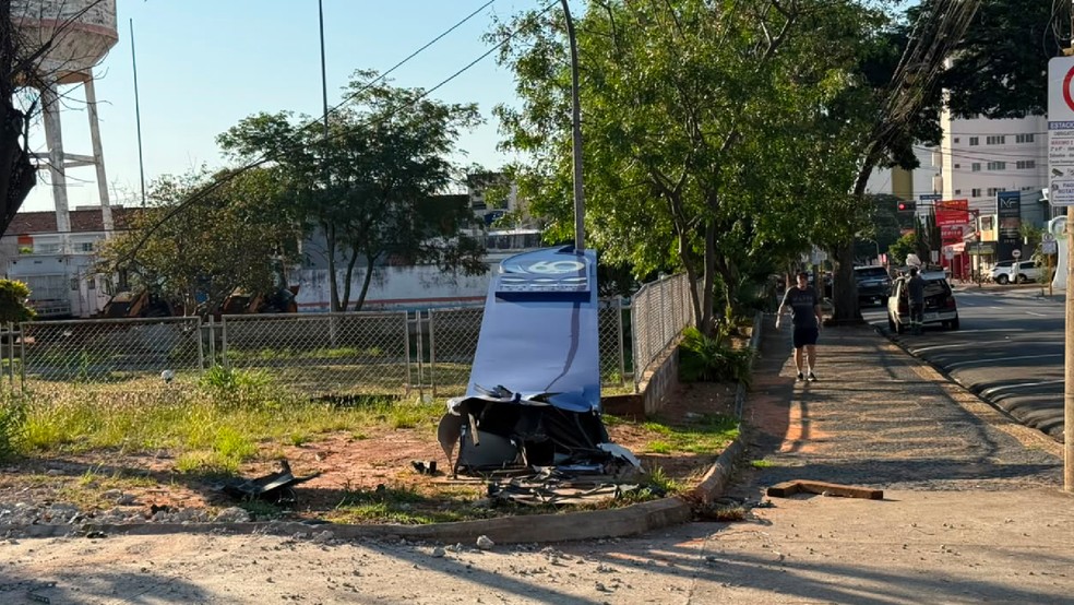 3 de 3
Estrutura de concreto do poste foi arrancada de sua posi&ccedil;&atilde;o original, provocando tamb&eacute;m danos na fia&ccedil;&atilde;o e em um segundo poste pr&oacute;ximo &mdash; Foto: Gabriel Sato/TV TEM