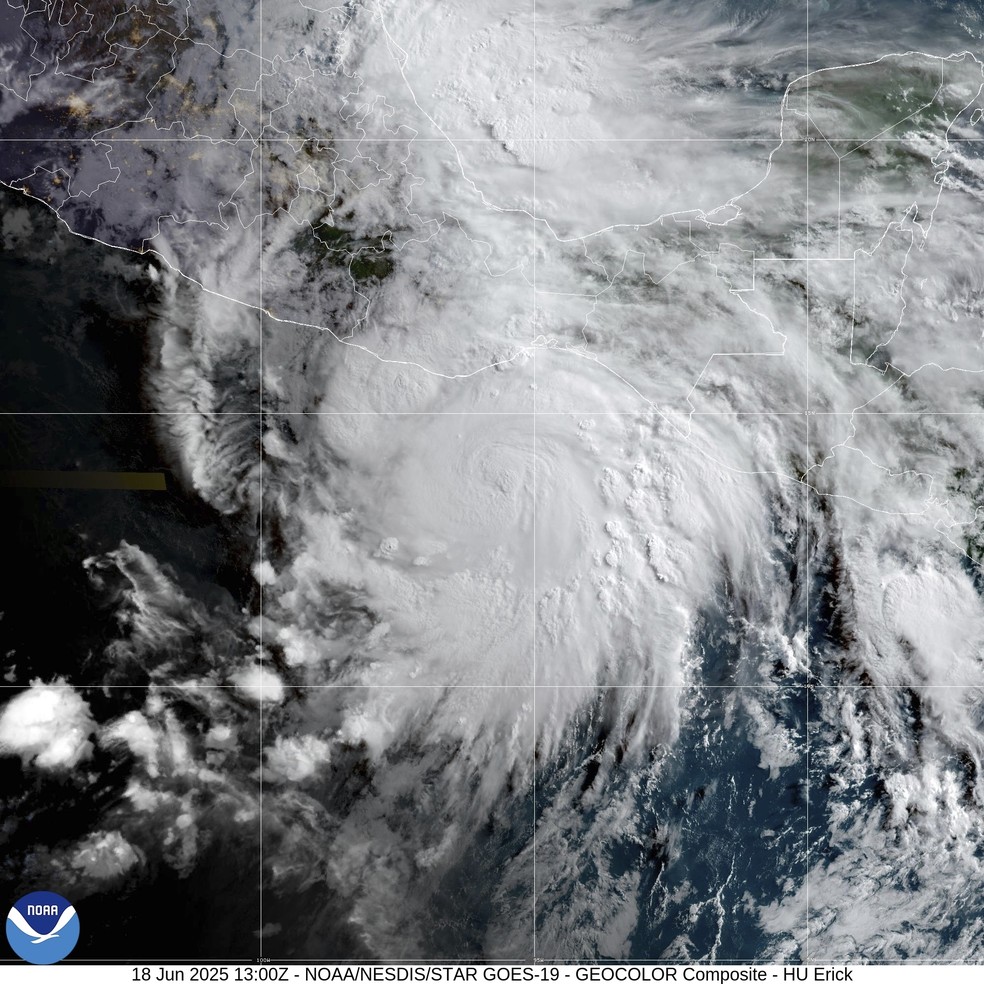 Imagem de satélite, fornecida pela Administração Nacional Oceânica e Atmosférica dos EUA (NOAA), mostra o furacão Erick se aproximando da costa do Pacífico do México, na manhã de quarta-feira, 18 de junho de 2025 — Foto: NOAA via AP