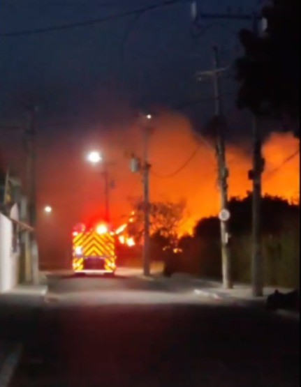 Incêndio atinge sítio arqueológico em Cabo Frio