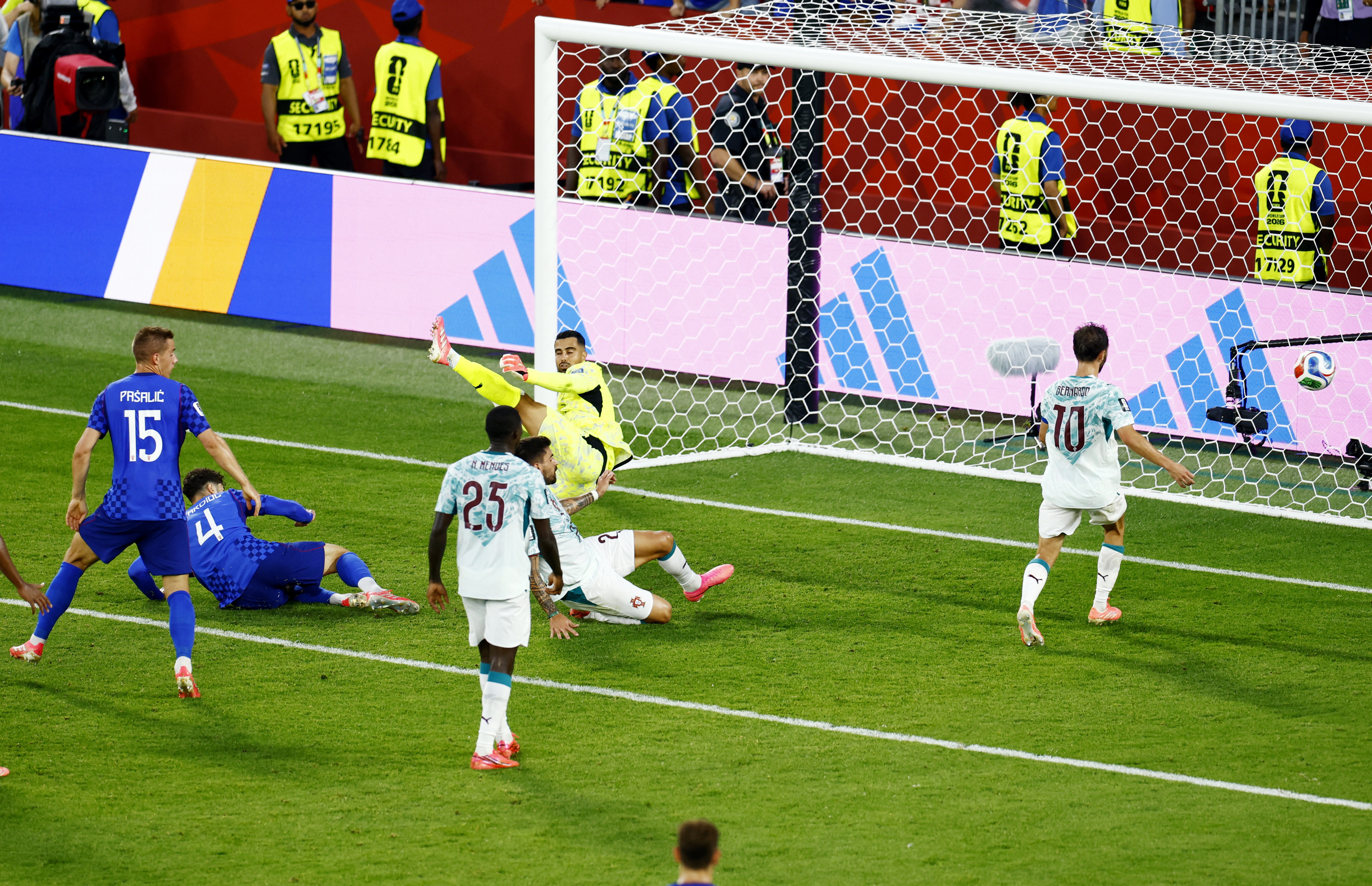 Tecnologia decisiva: bola com sensor captou toque em lance dramático que eliminou Croácia e classificou Portugal; entenda