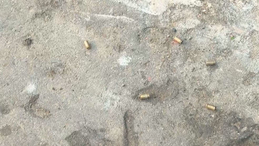 Capsulas de balas após troca de tiros no Calabar em junho — Foto: Reprodução/TV Bahia