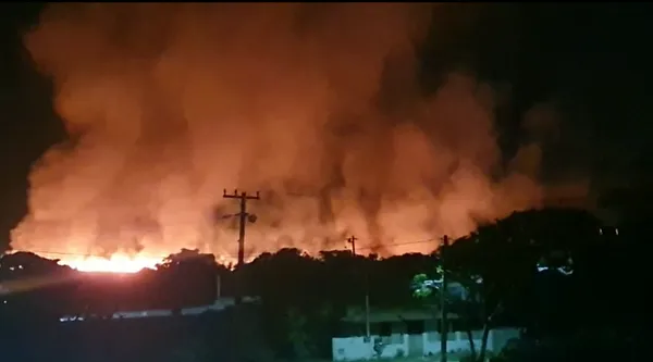 Moradores do Jardim Peró, em Cabo Frio, tocam fogo na rua por