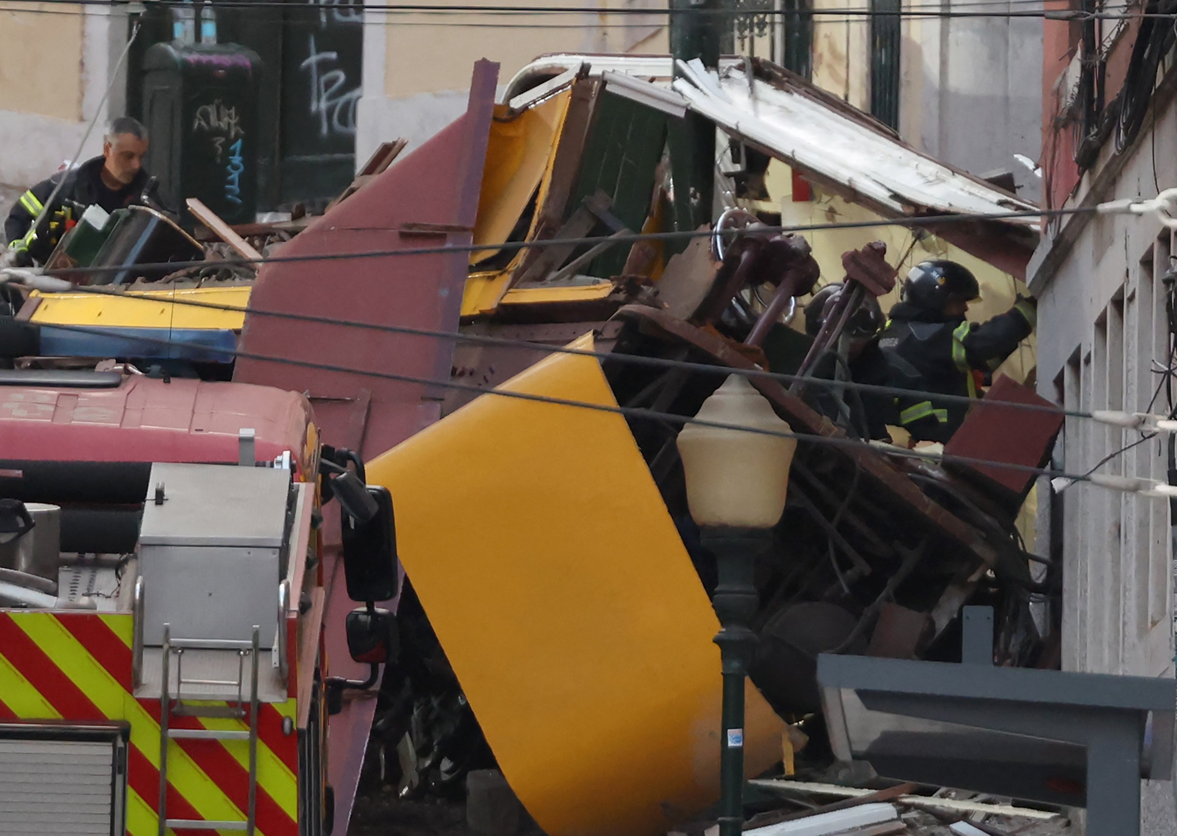 Bondinho de Lisboa descarrila, tomba e deixa 15 mortos e 23 feridos; VÍDEO