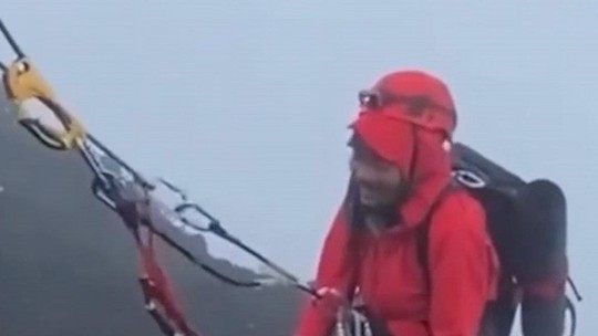 Especialistas da Indonésia analisam por que brasileira não foi resgatada com vida de vulcão - A BBC conversou com especialistas em montanhismo da Indonésia que conhecem bem o monte Rinjani. Resgate foi muito criticado por internautas brasileiros.