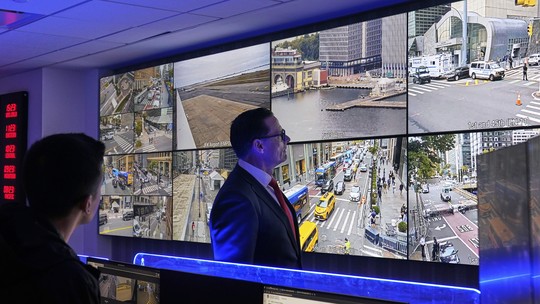 Serviço Secreto dos EUA desmantela rede clandestina que ameaçava causar apagão nas comunicações em Nova York - Mais de 100 mil chips de celular conectados à rede de telefonia com potencial de causar apagão na rede de telefonia da cidade foram descobertos. Líderes mundiais estão em Nova York para Assembleia Geral da ONU, que tem início nesta terça (23).