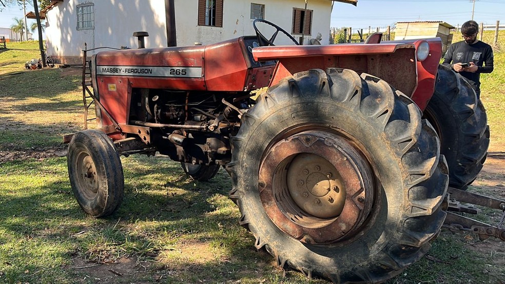 Trator sem plaquetas de identificação foi apreendido por investigadores nesta quarta (13), em Paranapanema, em ação contra receptação de maquinário agrícola furtado — Foto: Polícia Civil/Divulgação