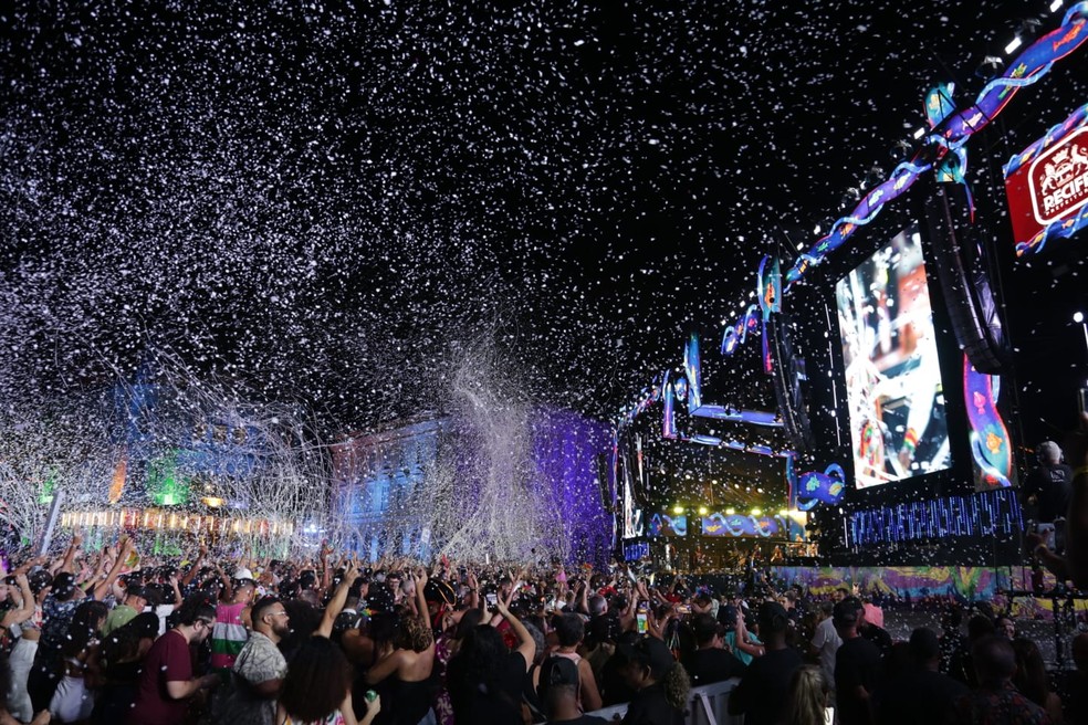 Mais de 3,4 milh&otilde;es de foli&otilde;es curtiram o carnaval de 2024 no Recife e  cidade movimentou R$ 2,4 bilh&otilde;es | Carnaval 2024 em Pernambuco | G1