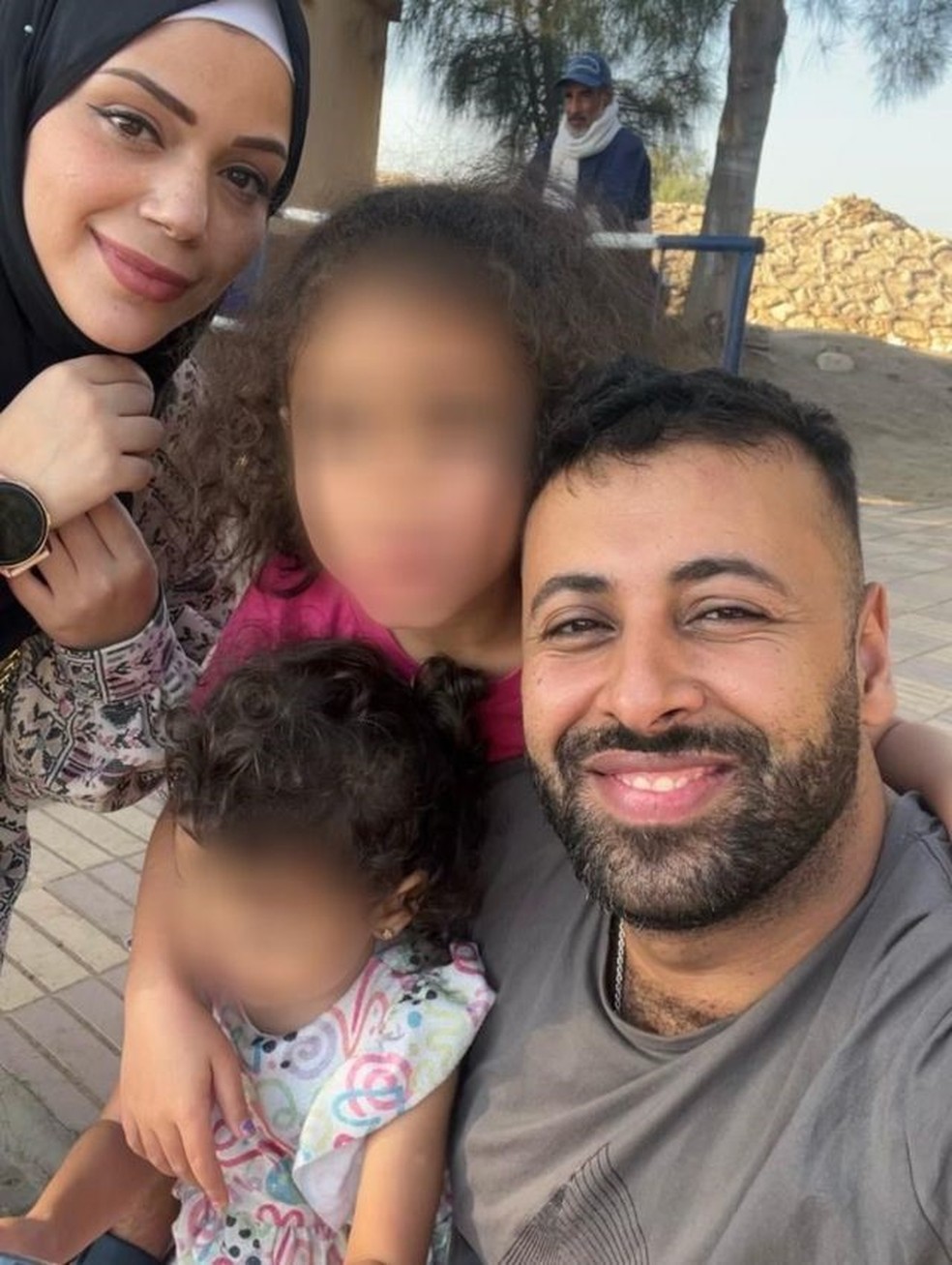 Papai, vão jogar bomba': o brasileiro que viajou a passeio com a família a  Gaza e agora luta para deixar a região - BBC News Brasil