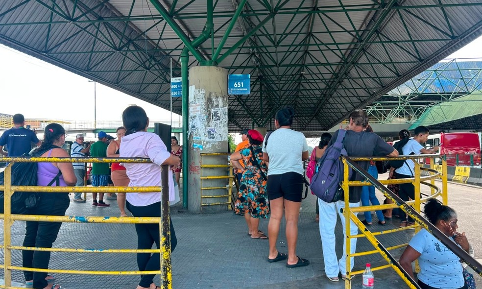 Passageiros aguardam ônibus no Terminal 4 durante paralisação dos rodoviários em Manaus. — Foto: Jucélio Paiva/Rede Amazônica