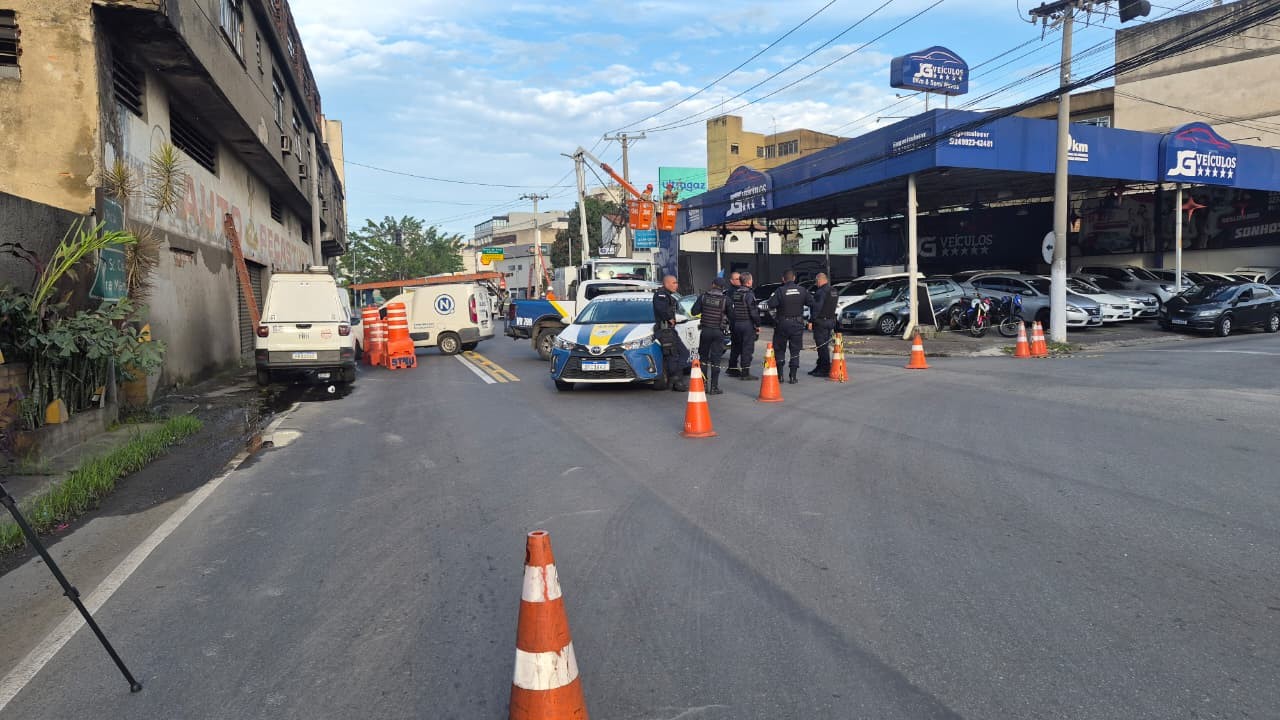 Trânsito na Avenida Getúlio Vargas é liberado após 12 horas de interdição parcial em Volta Redonda
