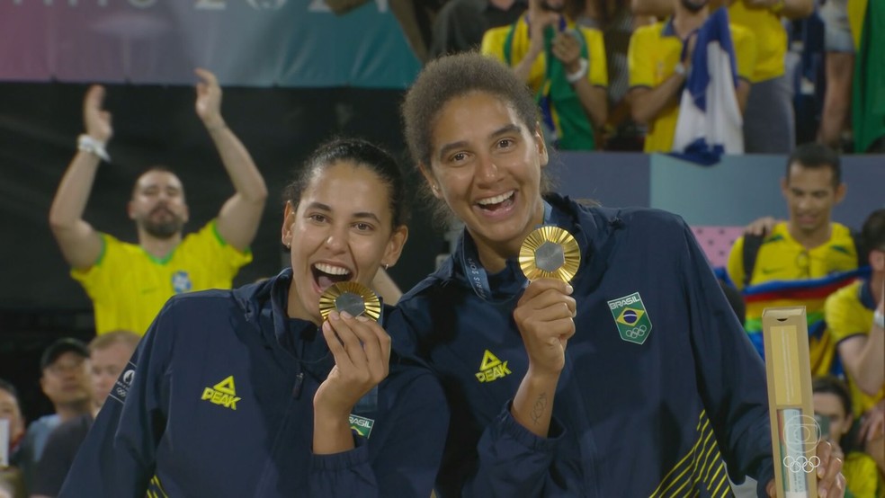 Duda e Ana Patrícia conquistam ouro no vôlei de praia em Paris — Foto: Reprodução/TV Globo