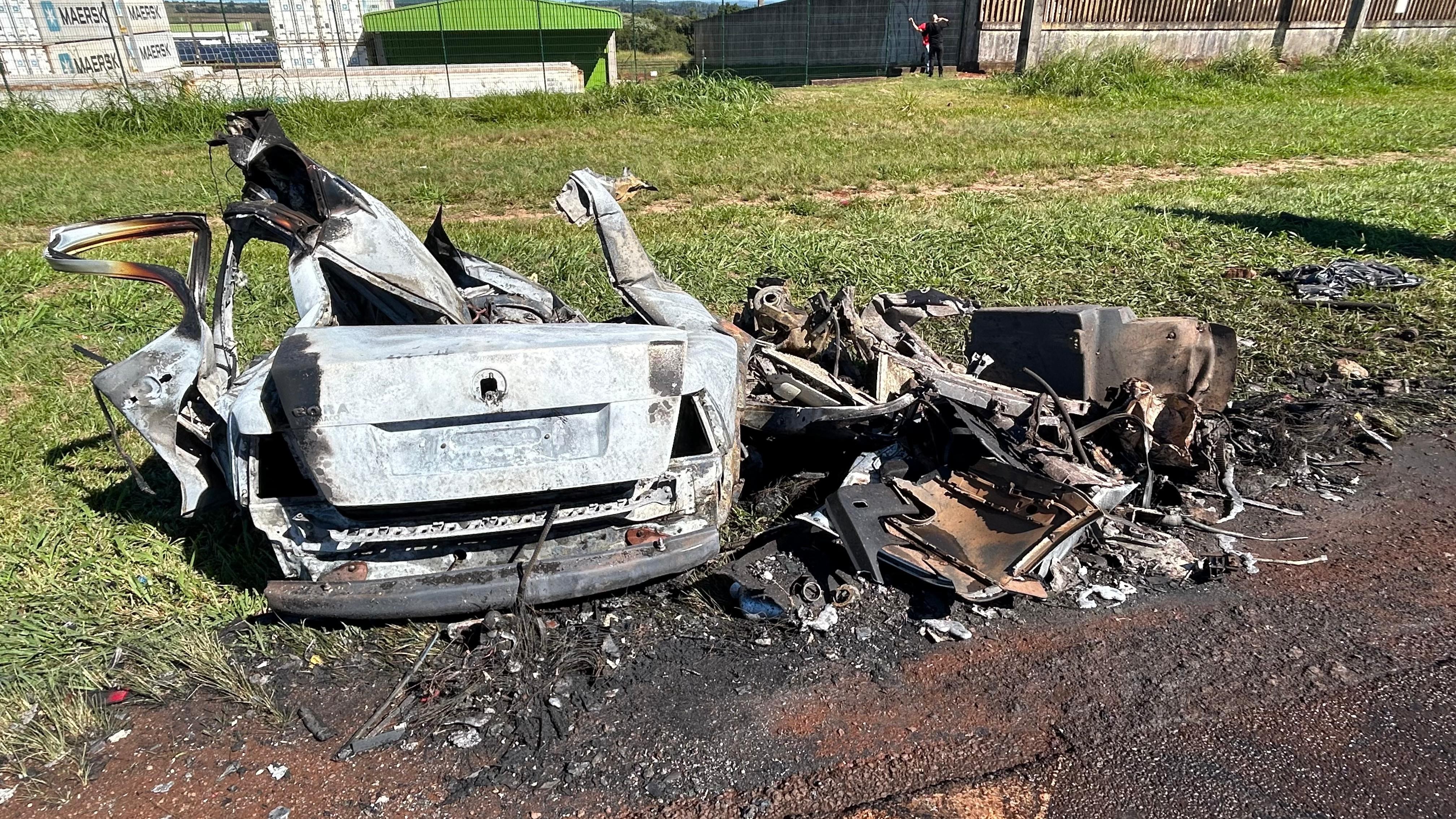 Motorista morre aps carro bater em carreta carregada de adubo e pegar fogo, no Paran