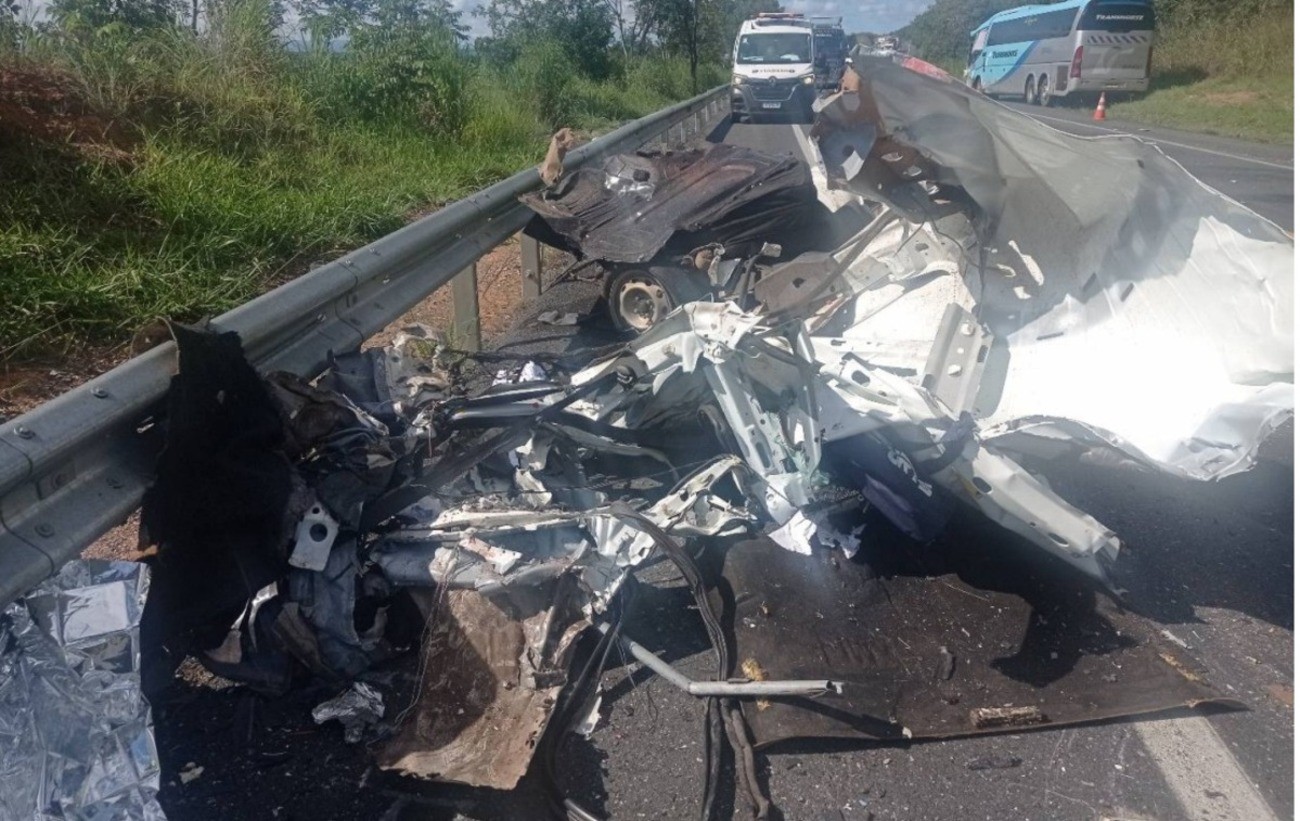 Motorista morre após carro partir ao meio em acidente na BR-135