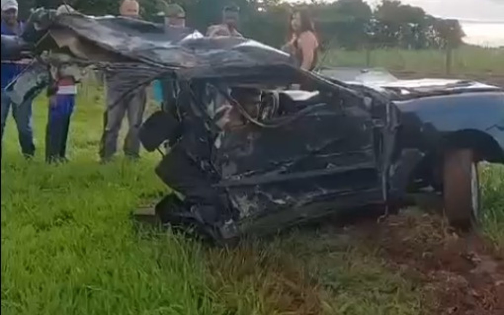 Carro parte ao meio em acidente em Terra Roxa e motorista é resgatado com fratura no nariz