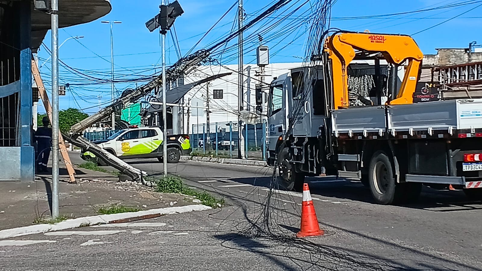 Caminhão derruba poste em uma das principais avenidas de Natal