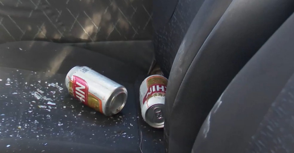 Dentro do veículo que o suspeito estava foram encontradas latas de cerveja — Foto: TV Cabo Branco