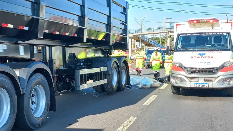 Com o impacto, o condutor da moto e a passageira caíram na pista e morreram no local — Foto: João Selare/TV TEM