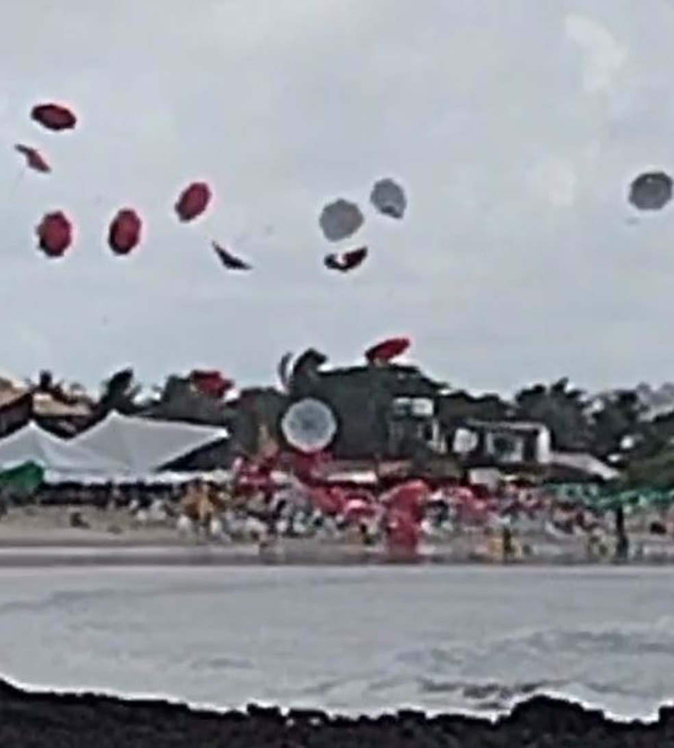 Guarda-sóis voaram em praia na Grande Natal — Foto: Redes sociais