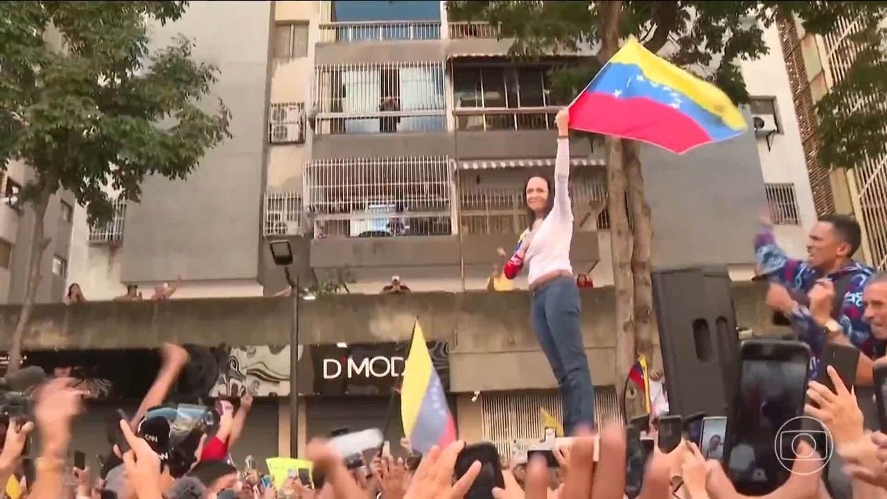 Após dizer sem provas que venceu eleição, Maduro toma posse na Venezuela em meio à violência, autoritarismo e isolamento