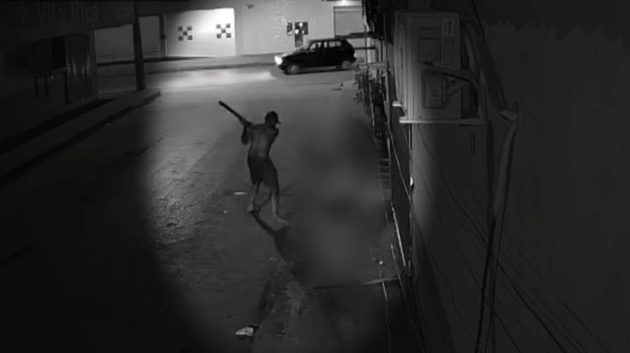 VÍDEO: Homem em situação de rua é espancado a golpes de madeira após se envolver em briga na Bahia 