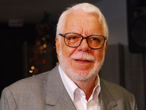 ‘Praça Manoel Carlos’: prefeitura batiza área no Leblon com o nome do autor