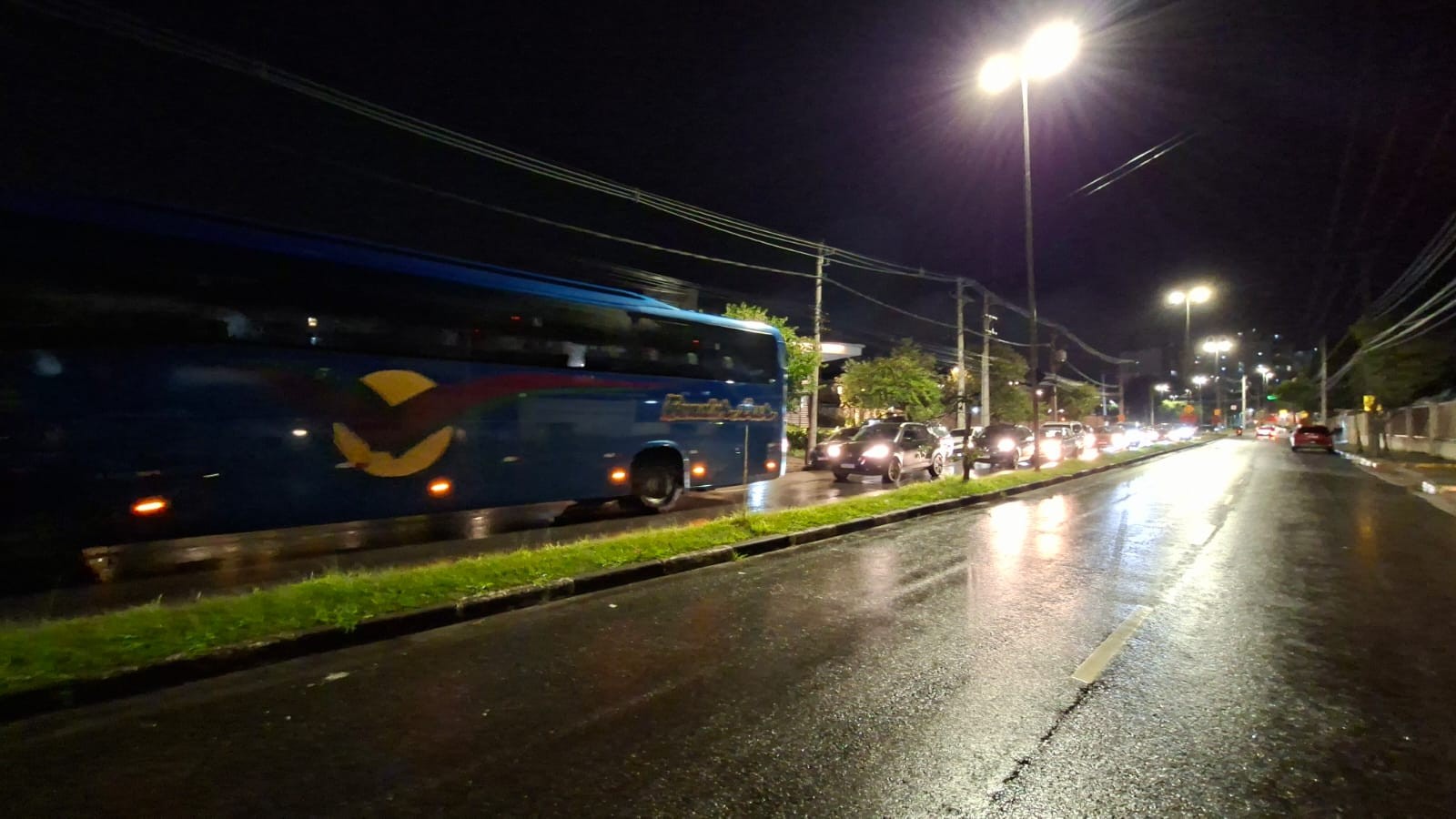 Falha em cancela de shopping causa congestionamento em Mogi das Cruzes