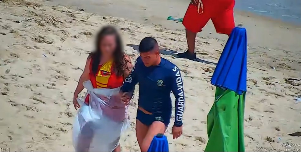 Banhista recebeu atendimento médico após ser resgatada na Praia de Iracema, em Fortaleza. — Foto: Reprodução