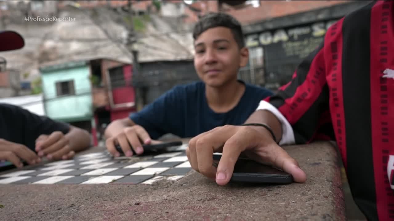 Como a chegada da internet tem impactado crianças e adolescentes em comunidades isoladas 