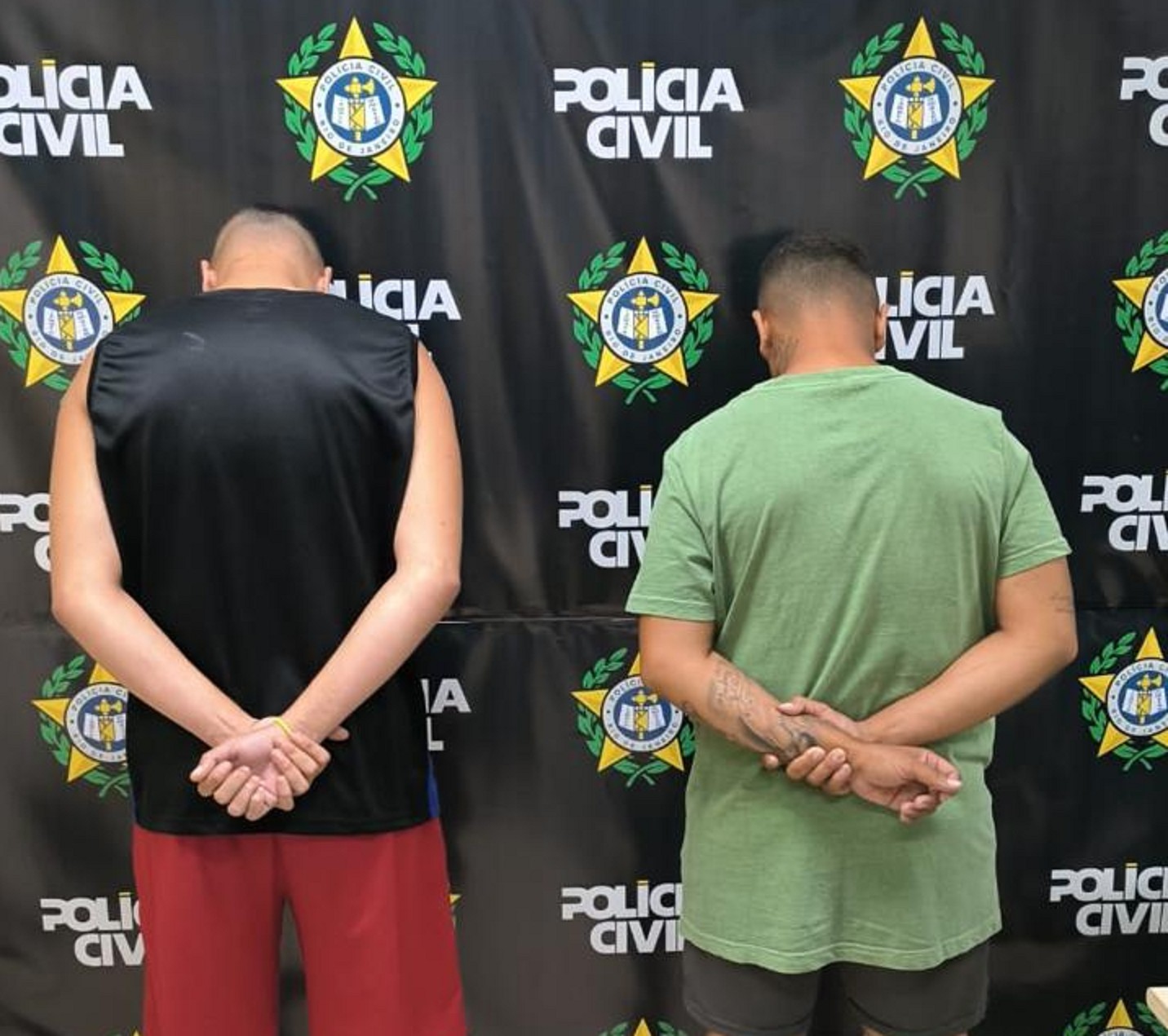 Irmãos são presos suspeitos de tráfico de drogas em Itaperuna, no RJ