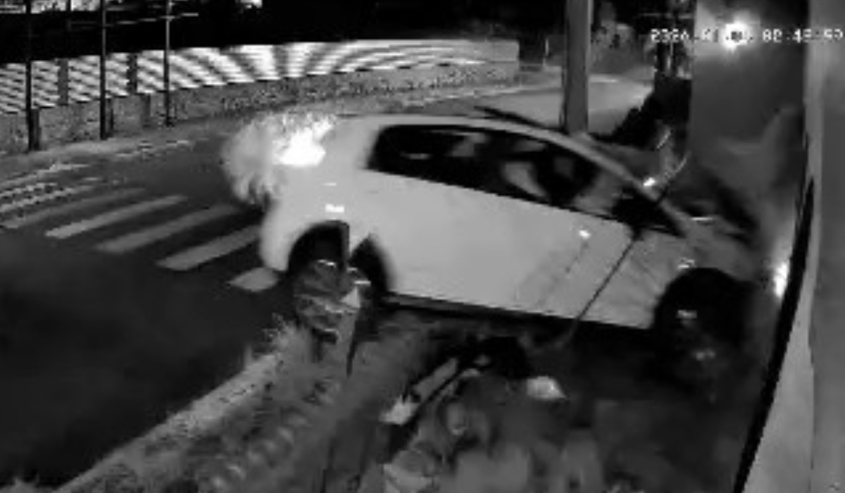 VÍDEO: motorista perde o controle da direção e invade casa em Itapira
