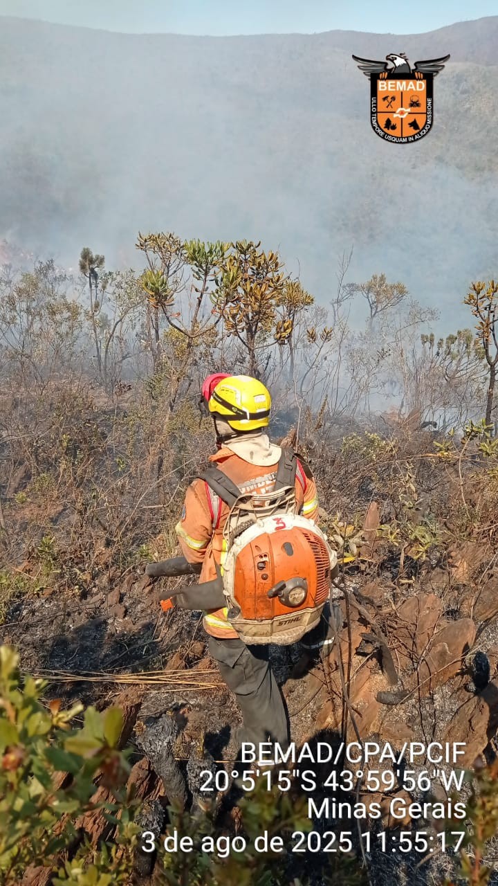Incêndio na Serra da Calçada continua e bombeiros retomam combate 