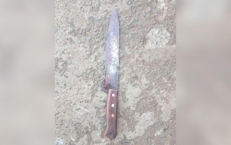 Suspeito jogou faca na porta do bar após esfaquear colega por perder partida de Sinuca, em Santa Helena de Goiás — Foto: Reprodução/TV Anhanguera
