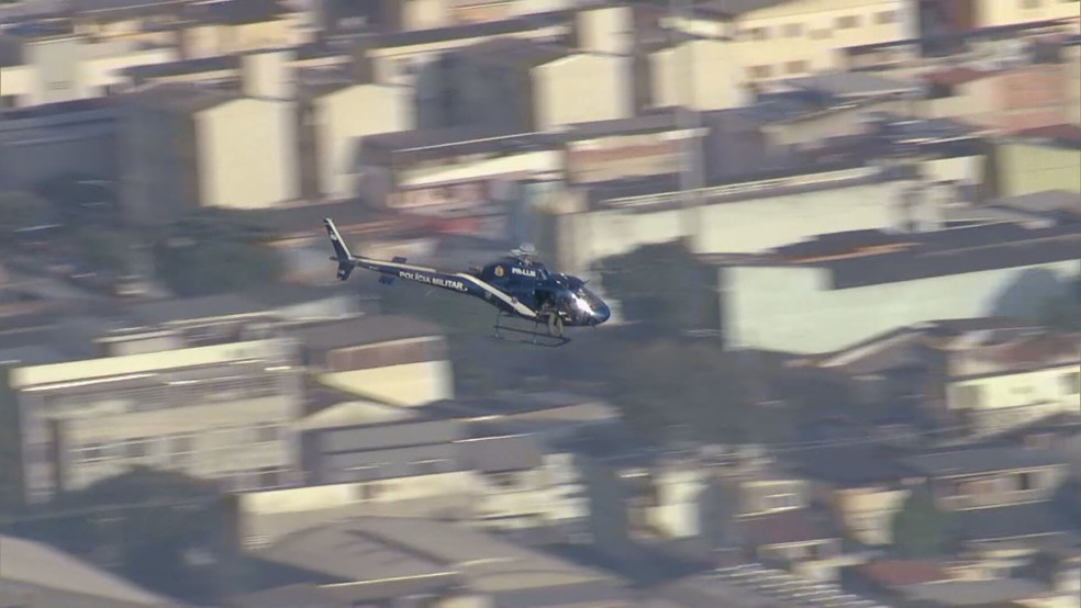 Helicóptero da PM sobrevoa Rocha Miranda, na Zona Norte do Rio — Foto: Reprodução/ TV Globo