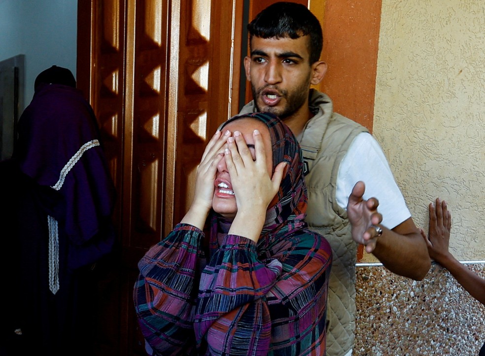 Funeral de palestinos da família Samour, mortos em ataques israelenses contra sua casa, em Khan Younis. — Foto: Reuters/Ibraheem Abu Mustafa