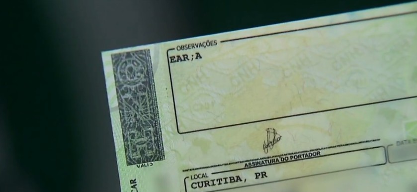 Número de motoristas multados por dirigir sem óculos ou lentes cresce no Paraná; infração é gravíssima