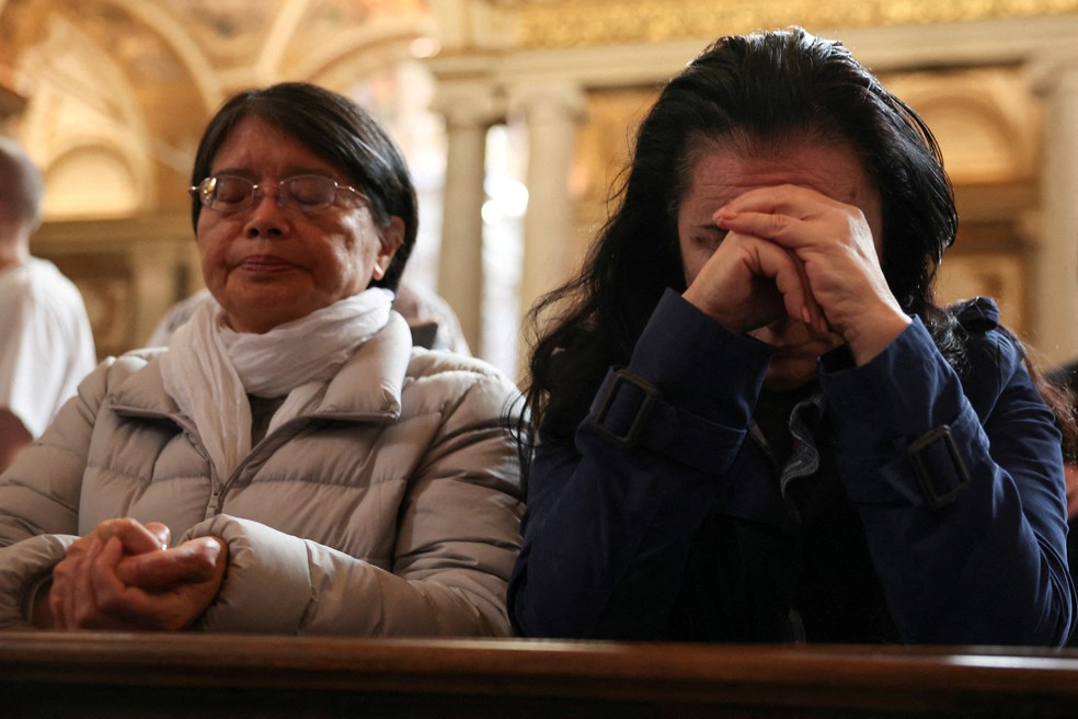 Mulheres rezam na Basílica Papal de Santa Maria Maior, durante visita ao túmulo do falecido Papa Francisco. — Foto: Claudia Greco/Reuters/TPX IMAGES OF THE DAY