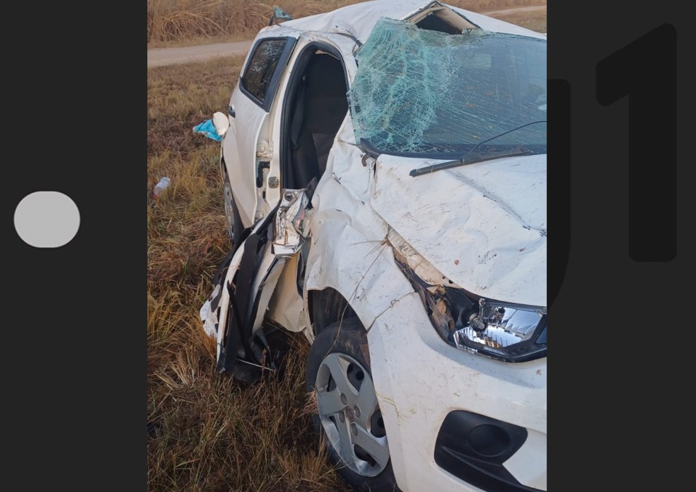 Uma pessoa morreu e três ficaram feridas após o carro em que estavam sair da pista e capotar. — Foto: Reprodução/Redes Sociais