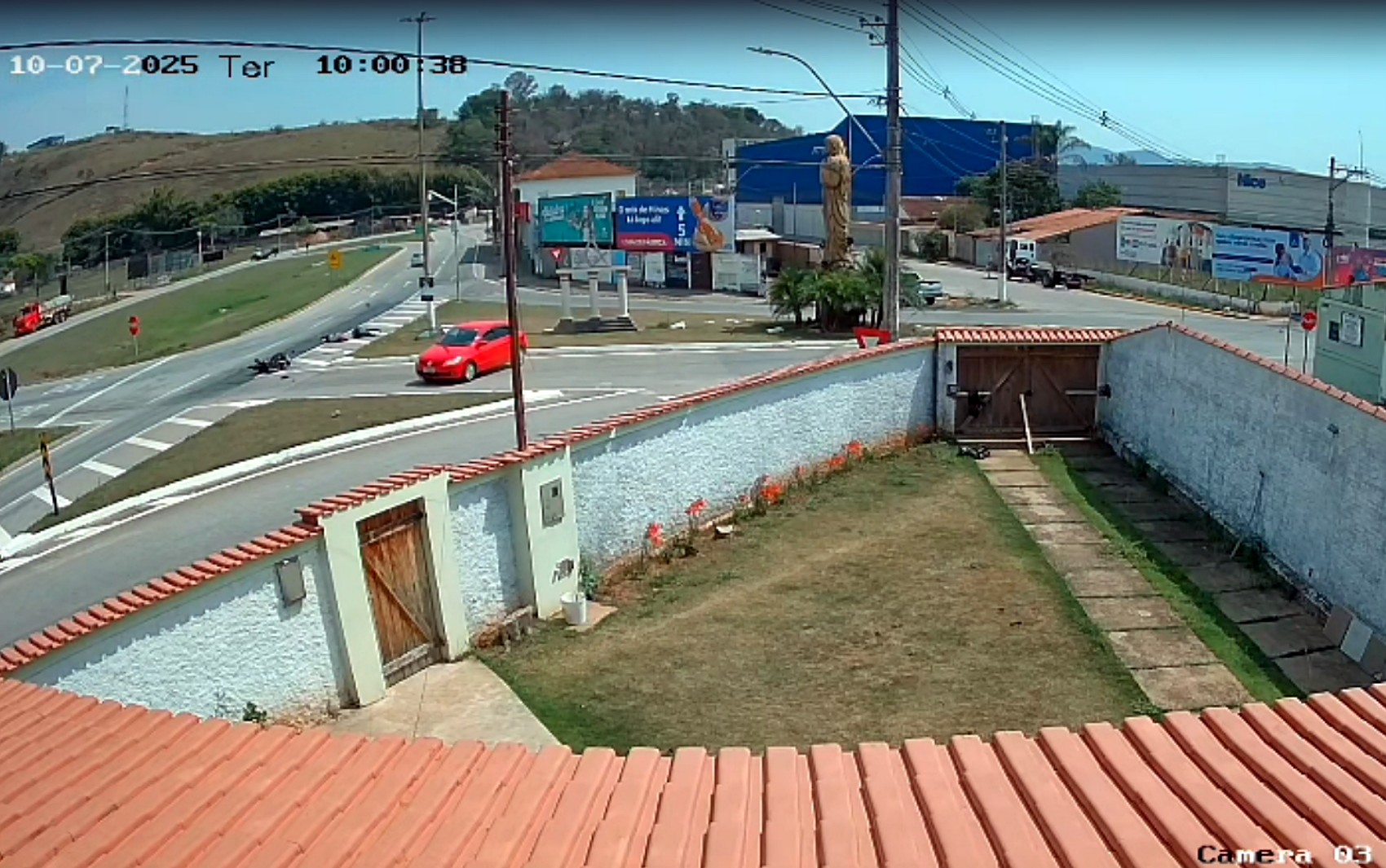 VÍDEO: Motorista foge após avançar sinalização e bater em moto em Santa Rita do Sapucaí, MG