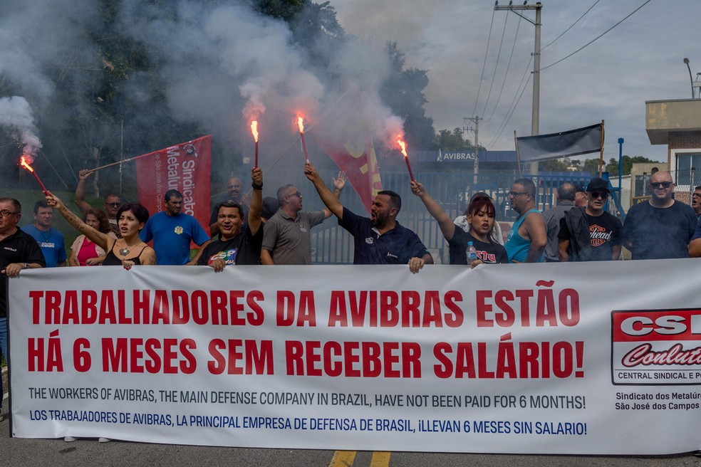Trabalhadores da Avibras protestam contra atrasos de salário e estatização em trecho da Rodovia dos Tamoios — Foto: Divulgação