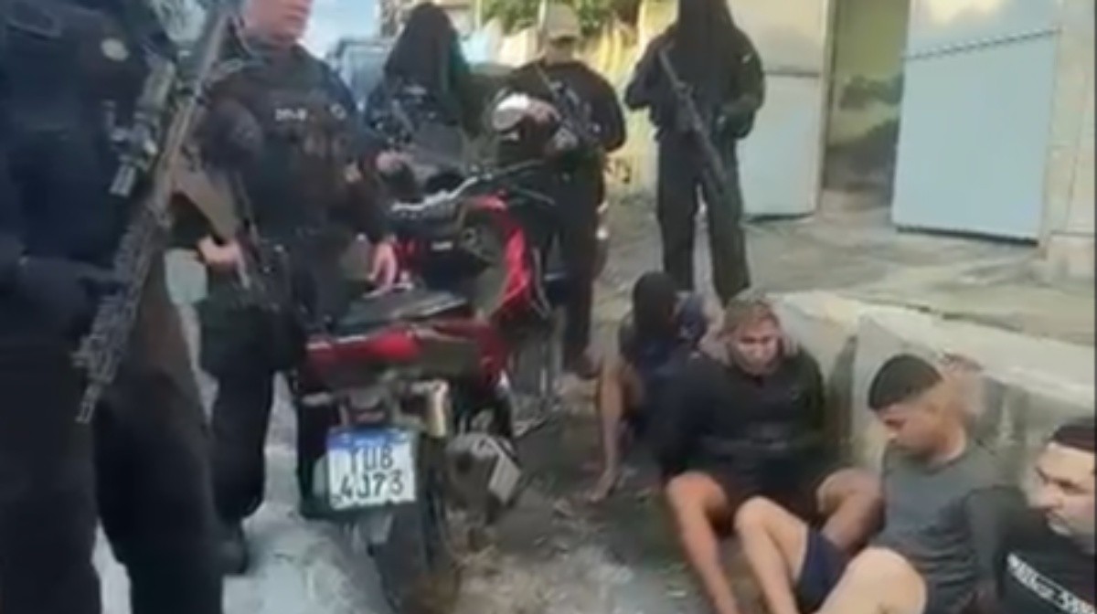 Polícia prende 7 em operação contra grupo suspeito de roubar veículos na Baixada Fluminense