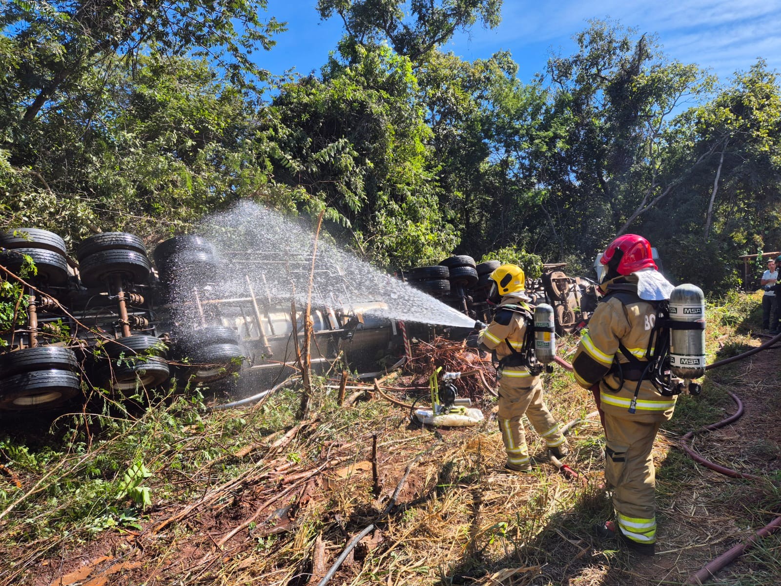Carreta carregada com querosene de aviação capota na BR-040, em Três Marias 