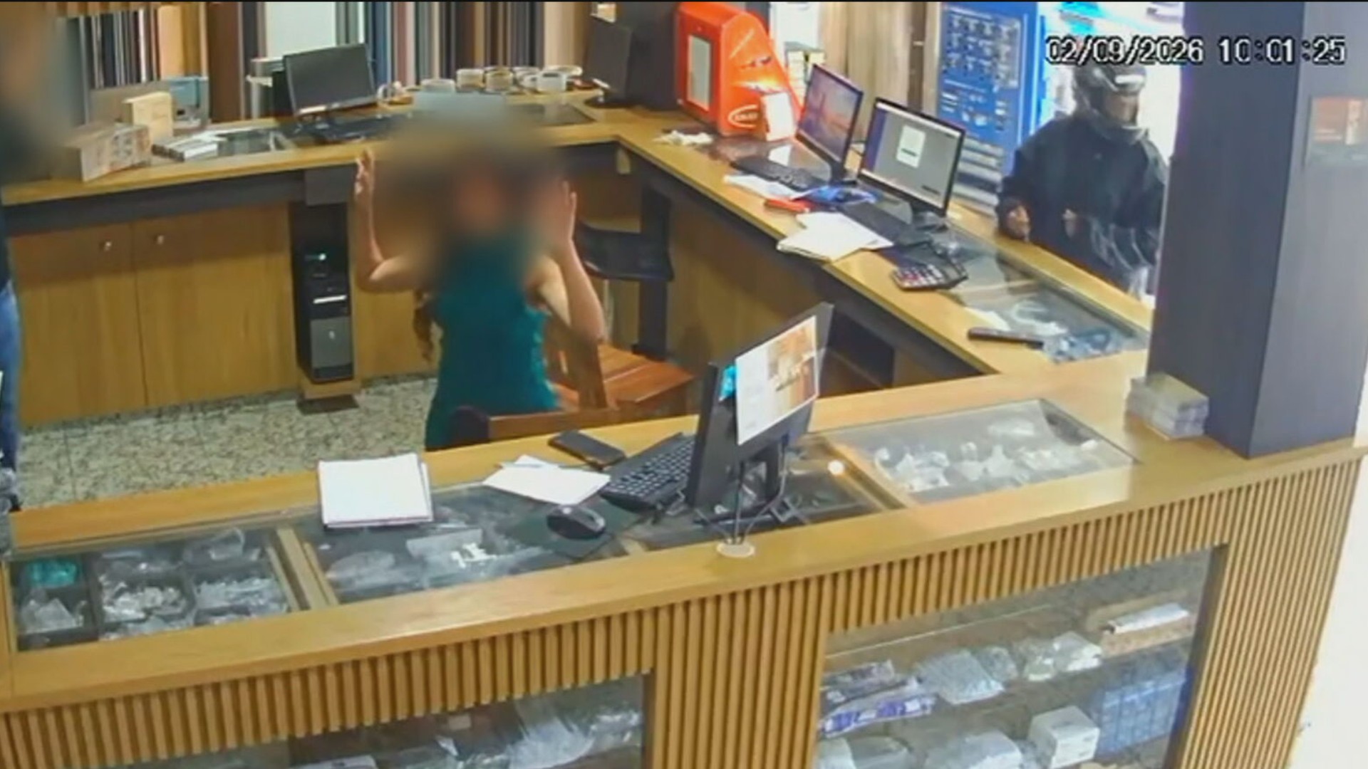 VÍDEO: dupla armada rende funcionários de madeireira e rouba celulares no DF; um é preso