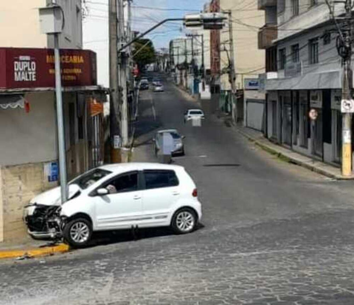 Motorista se assusta com ambulância e bate carro em câmera do 'Olho Vivo' em Formiga